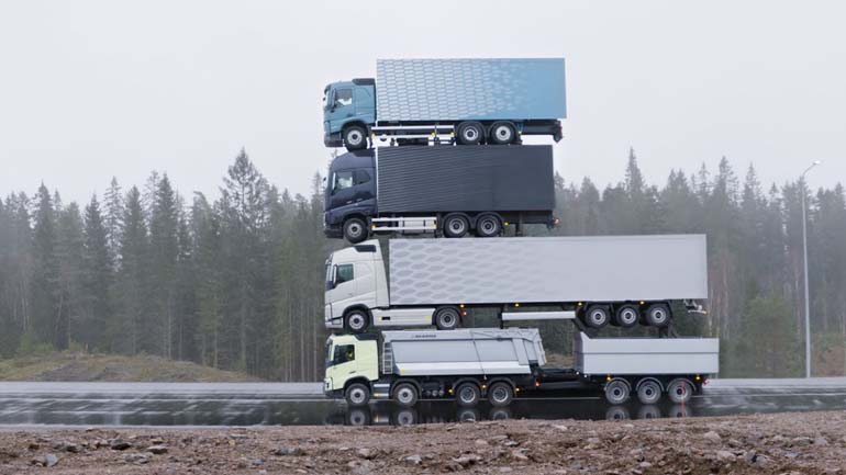 Έβαλαν τέσσερα φορτηγά το ένα πάνω στο άλλο